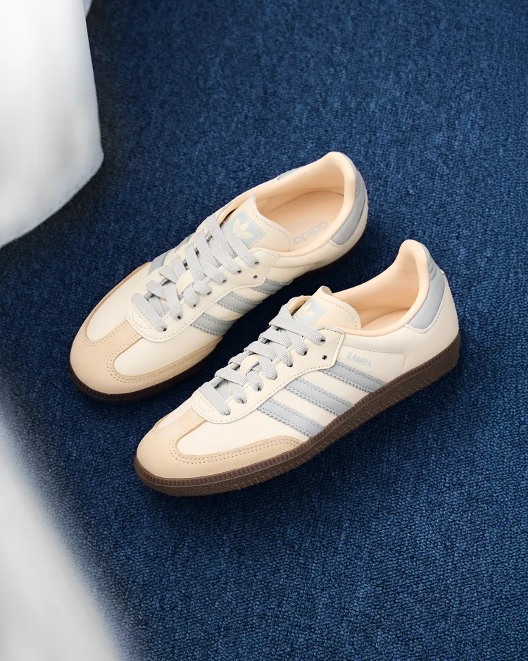 「香草蘇打鞋」以米杏色結合湖水藍色，帶來俏皮清新的視覺。品牌提供