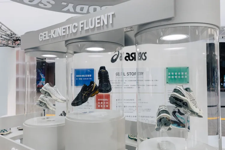 GEL-KINETIC FLUENT將招牌亞瑟膠直接放置於鞋後跟處。品牌提供