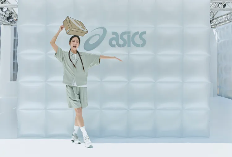 陳庭妮以SPORTSTYLE橄欖綠套裝搭配GEL-KINETIC FLUENT鞋款。品牌提供