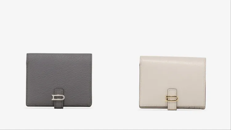 Delvaux Léonce Compact Wallet石韻灰（左）3萬1900元、芝麻杏（右）3萬3900元。品牌提供