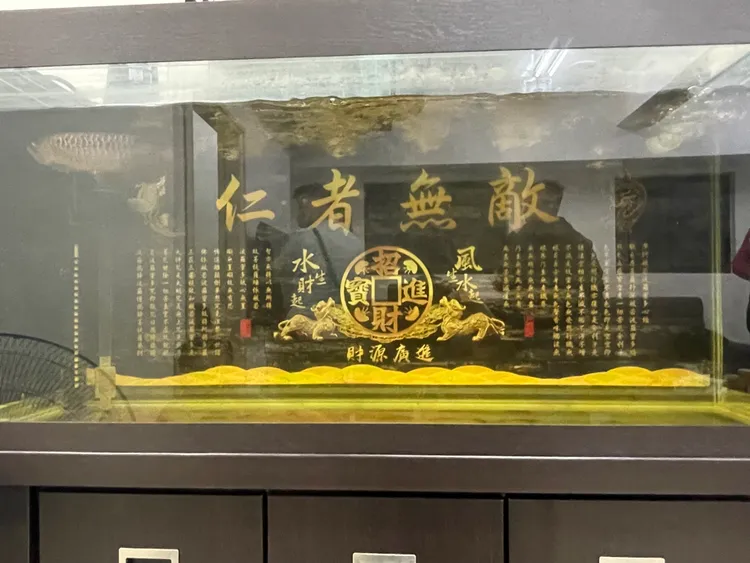 警方搜索時查扣匾額。警方提供