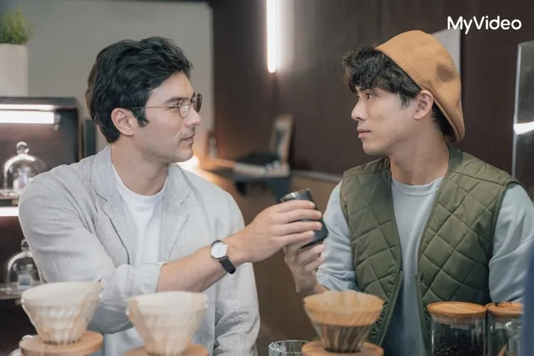 林哲熹（右）戲裡拜咖啡大師鳳小岳為師。台灣大哥大MyVideo提供