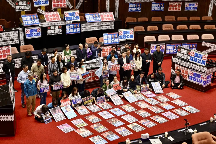 立法院議場內，遭民進黨團貼滿封條。彭欣偉攝