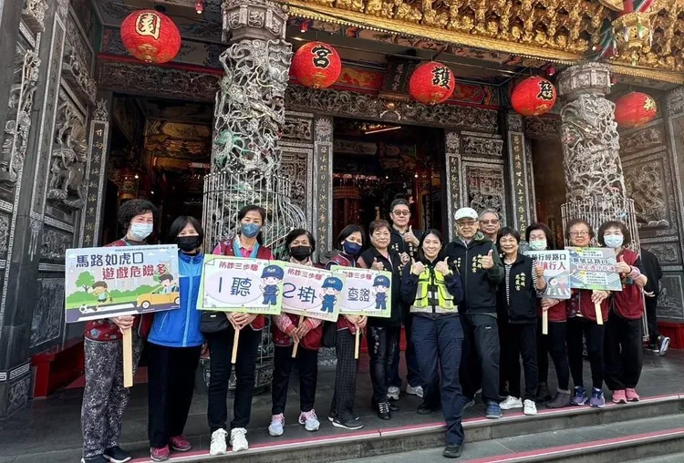 桃園分局結合土地公頭牙龍抬頭祭拜及餐會活動場合，結合「交安、識詐、婦幼安全」宣導，希望相關常識深化於民眾心中。警方提供