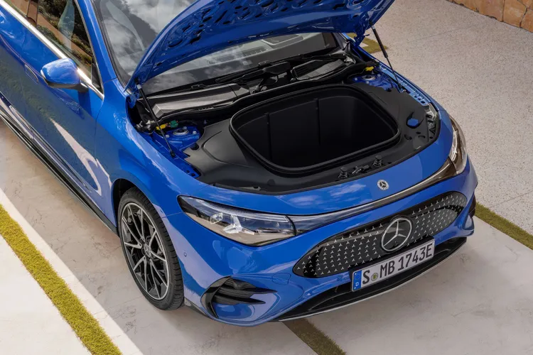全新 CLA 是首款配備前行李箱（frunk）的當代 Mercedes-Benz 車款。原廠照片
