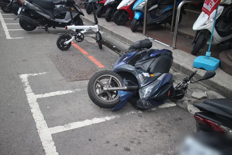 忘記牽起的車輛。翻攝畫面