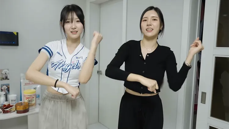 南珉貞教妹妹跳舞。翻攝自南珉貞YouTube