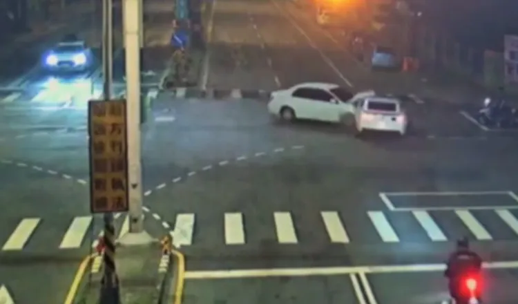 兩車於路口相撞。警方提供