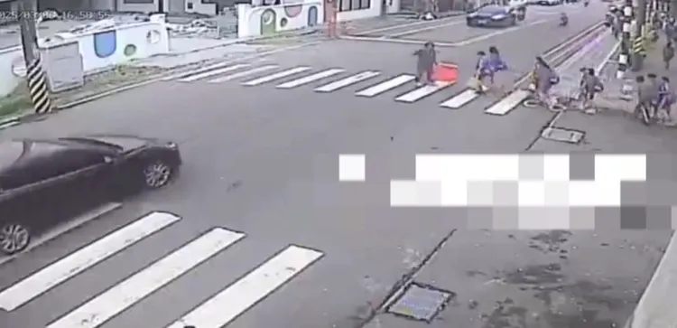 導護老師見到黑色轎車駛來，已經提前以手勢示意對方停等。翻攝照片