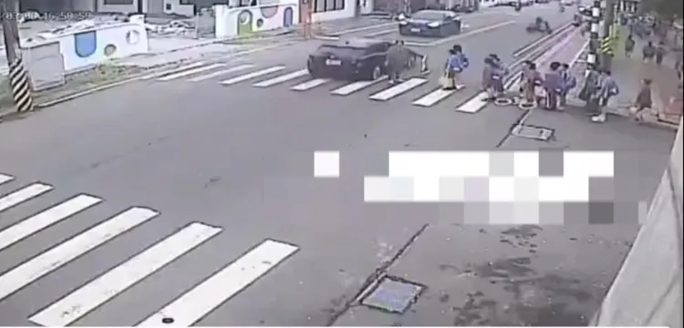 黑色轎車沒有停等，闖紅燈直接繞過，網友直呼「太扯」。翻攝照片