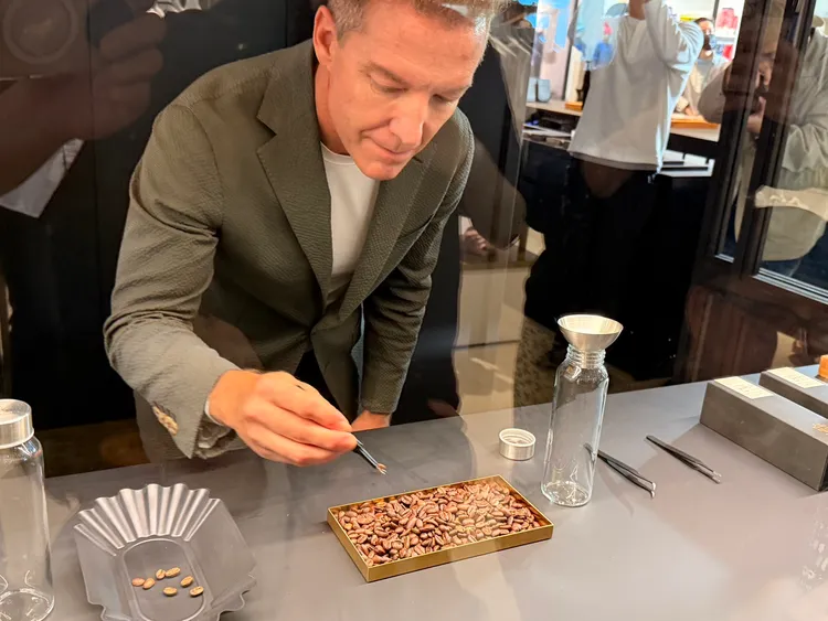 Joseph親手示範「現挑現烘」如高級訂製服般的客製烘豆服務。陳揚盛攝