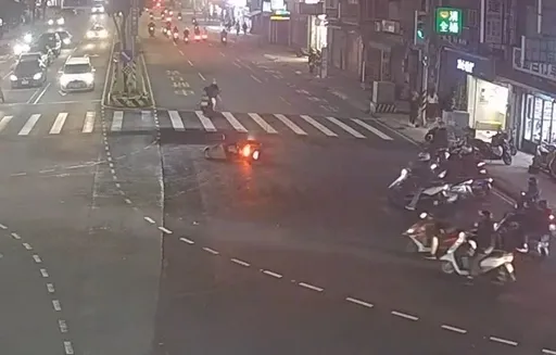 直行搶快釀禍!撞翻左轉待轉機車 2女騎士送醫