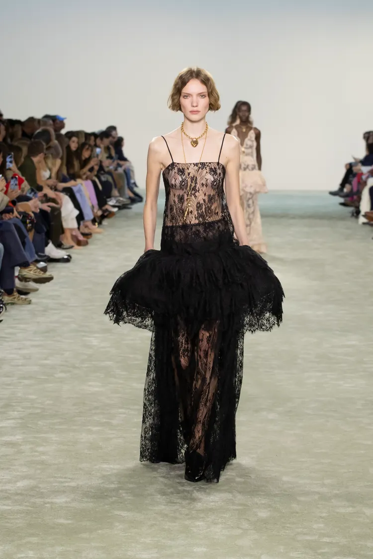 蓋兒加朵的洋裝是Chloé 2025冬季大秀的第38套秀款。品牌提供