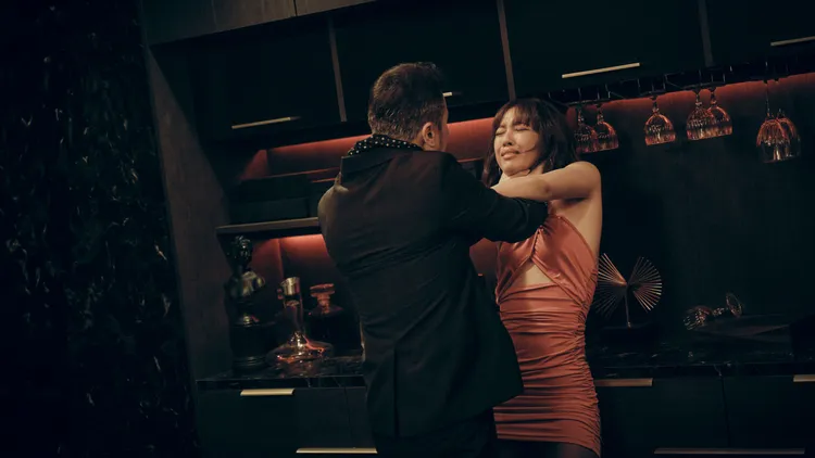 03 王渝萱在《死了一個娛樂女記者之後》完結篇中被李銘忠角色爆打擊掐脖。鏡文學提供