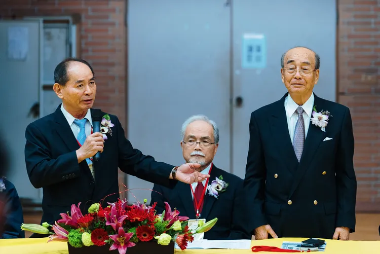 陳信寰介紹貴賓：日本國際社會人劍道俱樂部渡並直會長(右)、曾根孝悅理事長(中)。文化局提供