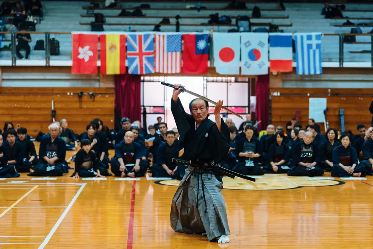 大會開場演武「柳生制剛流拔刀術」由劍道教士七段的石黑峰司表演。文化局提供