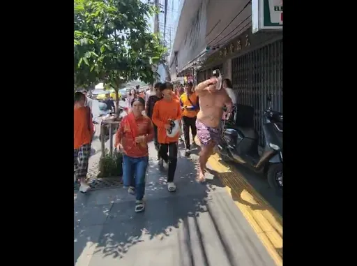 緬甸7.7強震嚇壞人 群眾街頭逃竄如被喪屍追趕...來不及穿衣服就衝出