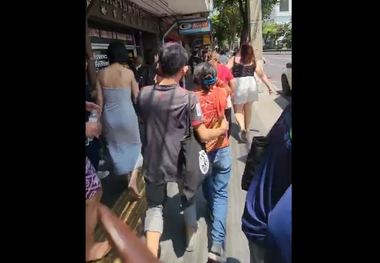 民眾在街頭逃亡。翻攝畫面