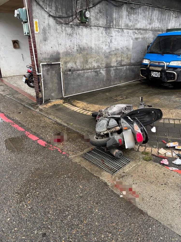 陳男機車倒地，一旁還有血跡。翻攝畫面
