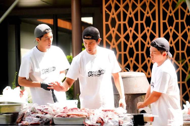 蔡凡熙（左起）、胡宇威、蔡昌憲討論菜色。三立提供