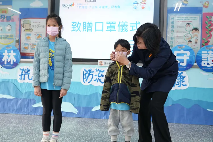雲林縣長張麗善到校示範如何正確佩戴口罩。雲縣府提供