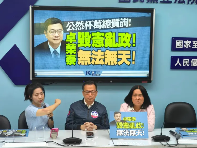 國民黨團記者會，國民黨立委徐巧芯秀出手肘上的大片瘀青。國民黨團提供