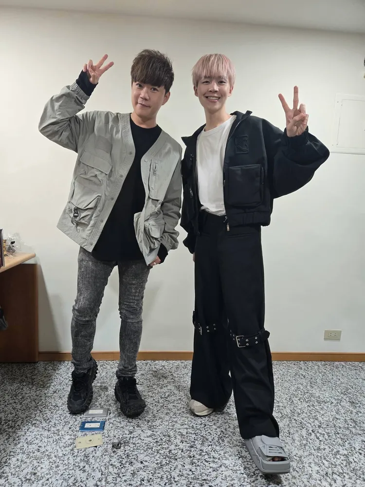 黃氏兄弟的瑋瑋（右）負傷前來，力挺李岳的直播節目回歸。李岳提供