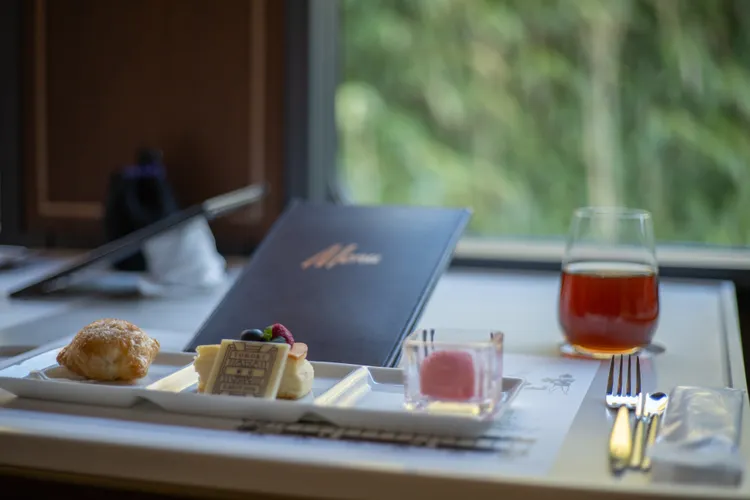 列車餐點每年皆會邀請兩位不同主廚監製，且會依照不同時令4次更新菜單規劃。S.H.攝