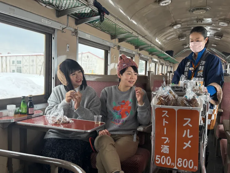 暖爐列車上的小賣推車，販售飲品以及必嘗的魷魚乾。S.H.攝