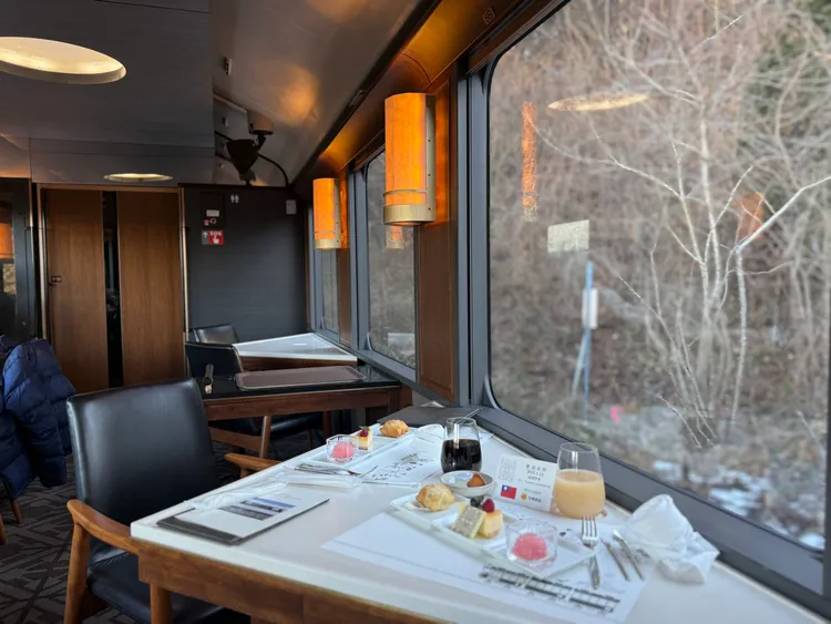 Emotion號以其大片觀景窗為特色。S.H.攝