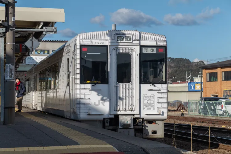 Emotion列車由日本知設計師「奧山清行」操刀，行駛於東北岩手縣的「久慈站」至青森縣的「八戶站」之間。S.H.攝