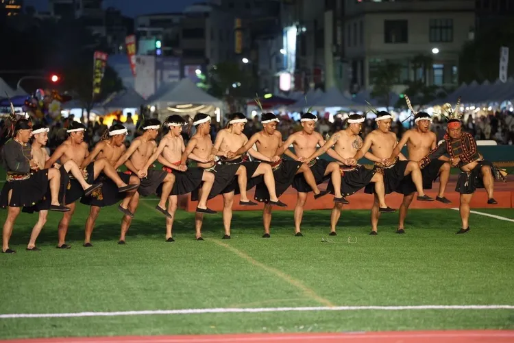 OPONOHO (萬山部落)以「曙光」一曲，象徵部落走過重重考驗，迎向美好未來。運發局提供