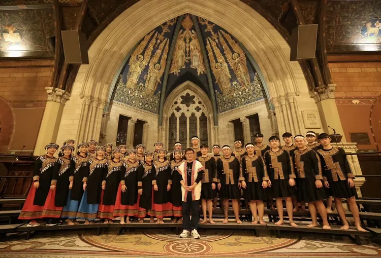 尼布恩合唱團NibunChorus以神話傳說與當代生命故事對應,展現族人互助重建家園。運發局提供