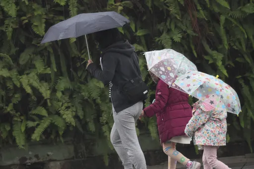 10縣市大雨　午後「氣溫砍半」強冷氣團接力！挑戰5℃寒流