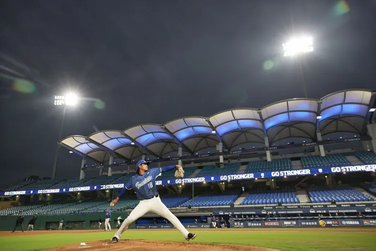 新莊棒球場建置具有演唱會等級燈光效果的「LED燈光控制系統」。體育局提供