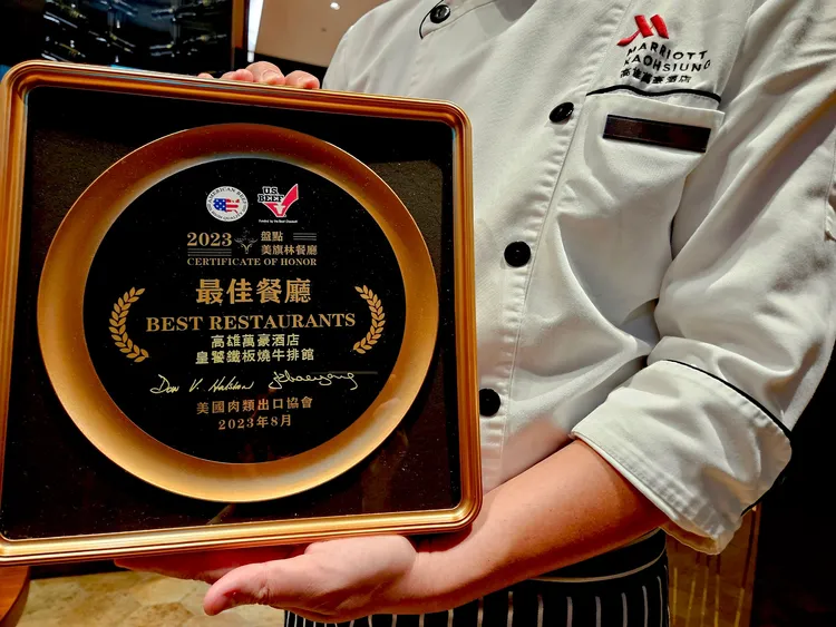 入住「肆意精彩」住房專案，可享美旗林金餐獎認證的皇饕牛排館鐵板燒抵用金最高4000元。高雄萬豪提供