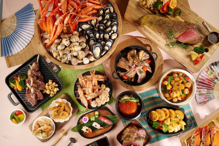 今（1日）業者調整吃到飽各餐期價格，各餐期餐價皆漲了100元。台中裕元提供