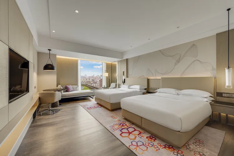 期間專案適用入住豪華客房等房型。高雄萬豪提供