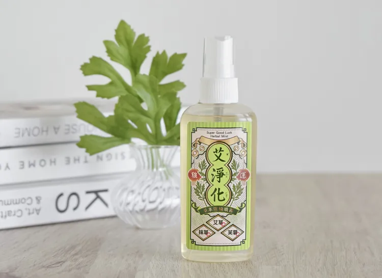 「艾淨化噴霧」含艾草精華，能夠幫助安定情緒，小小一罐隨身攜帶超方便。