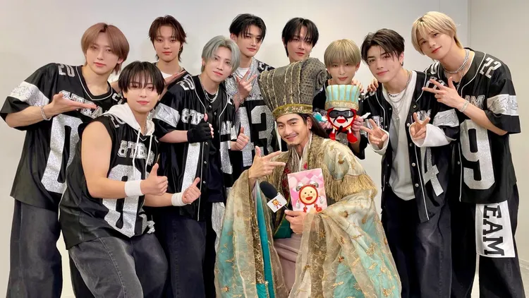 &TEAM演出《派對咖孔明THE MOVIE》，與向井理開心合影。翻攝mezamashi X（推特）