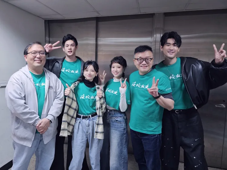 《夜校女生》監製唐在揚（左起）、邱以太、陳姸霏、項婕如、導演莊景燊、涂善存跑映後。興揚電影提供