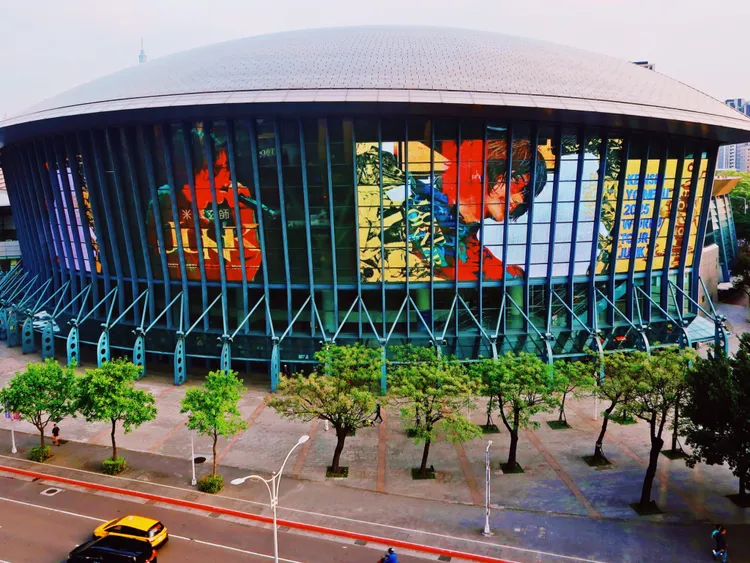 米津玄師工作人員官方帳號拍下小巨蛋螢幕的演唱會廣告。翻攝REISSUE RECORDS X