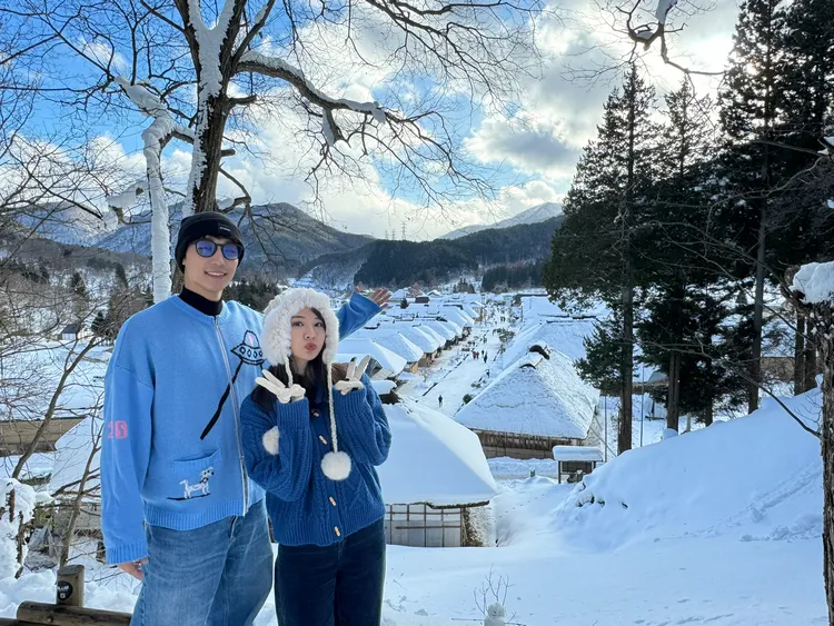 林莎（右）與卞慶華如願一遊雪中的大內宿合掌村。TVBS提供