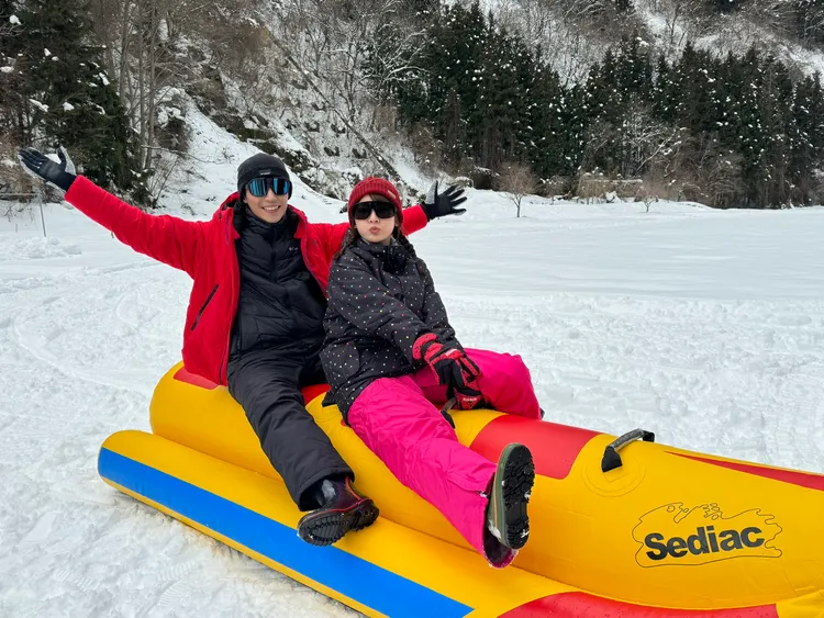 林莎（前）和卞慶華在蘆之牧雪樂園玩到尖叫連連。TVBS提供