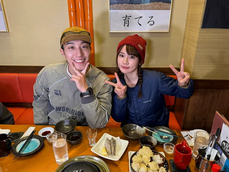 卞慶華（左）和林莎狂吃日本美食。TVBS提供