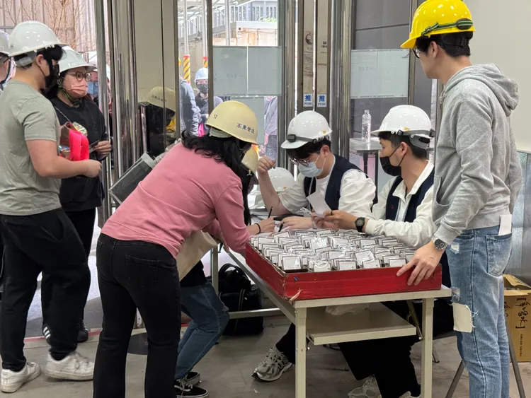 首日開放324人，也有樓層限制，需查驗身分簽進簽出。中市府提供