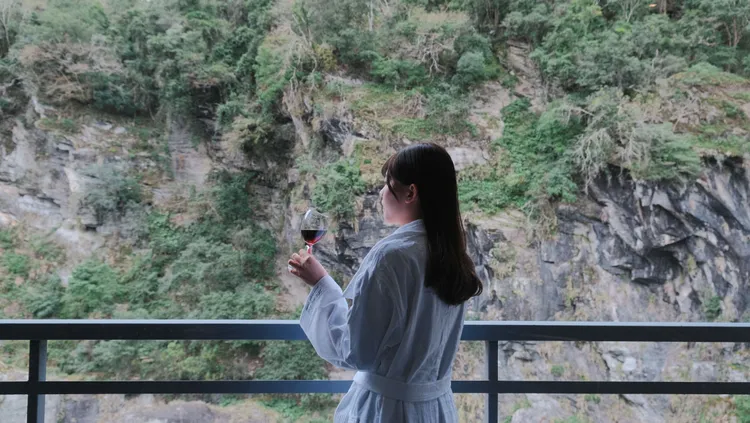 太魯閣晶英酒店行館天祥套房，可眺望壯麗峽谷與溪水景致。太魯閣晶英酒店提供