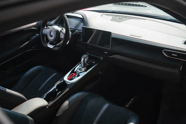 內裝選用Alcantara麂皮車頂，進一步提升車艙質感與競技氛圍。原廠照片