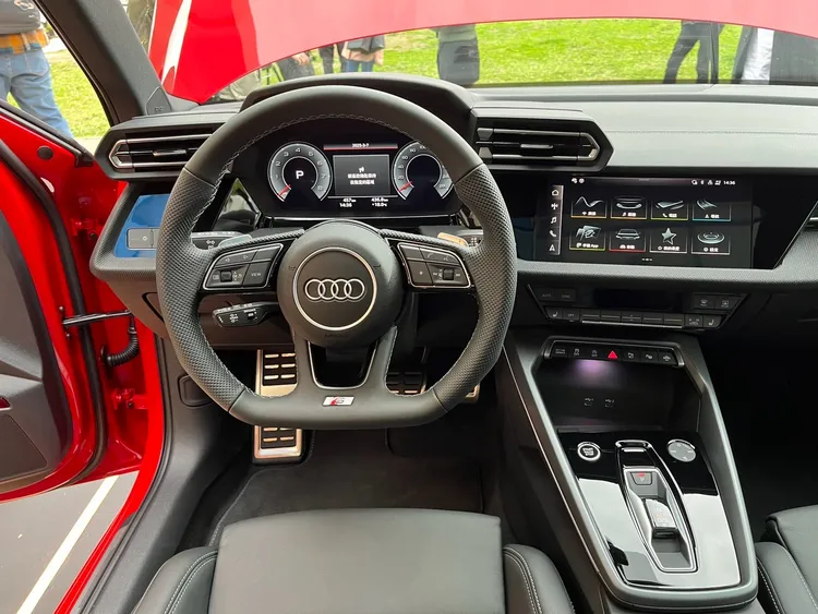 內裝以數位化為核心，搭載12.3吋Audi全數位虛擬駕駛座艙plus，搭配10.1吋MMI觸控螢幕。周奕豪攝