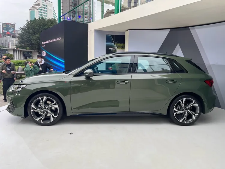 車側內凹鈑件折線設計與C柱獨特傾斜造型，使整體輪廓更加流線。周奕豪攝